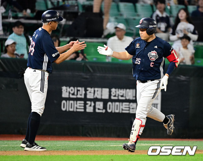 [OSEN=인천, 지형준 기자] 29일 인천SSG랜더스필드에서 2026 신한 SOL KBO리그 SSG 랜더스와 두산 베어스의 경기가 열렸다. SSG은 김민준, 두산은 최승용을 선발로 내세웠다. 6회초 2사에서 두산 양의지가 좌월 솔로포를 날리며 고토 코치와 기뻐하고 있다. 2026.07.29 / jpnews@osen.co.kr