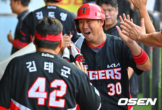 [OSEN=대구, 이석우 기자] 29일 대구삼성라이온즈파크에서 2026 신한 SOL KBO 리그 삼성 라이온즈와 KIA 타이거즈의 경기가 열렸다. 홈팀 삼성은 양창섭이, 방문팀 KIA는 시라카와가 선발 출전했다. KIA 타이거즈 하주석이 1회초 2사 만루 박재현의 우익수 오른쪽 2타점 안타때 득점을 올리고 김태군과 하이파이브를 하고 있다. 2026.07.29 / foto0307@osen.co.kr