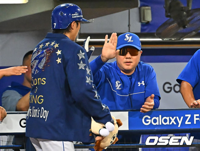 [OSEN=대구, 이석우 기자] 29일 대구삼성라이온즈파크에서 2026 신한 SOL KBO 리그 삼성 라이온즈와 KIA 타이거즈의 경기가 열렸다. 홈팀 삼성은 양창섭이, 방문팀 KIA는 시라카와가 선발 출전했다. 삼성 라이온즈 이재현이 6회말 1사 2루 좌월 2점 홈런을 치고 박진만 감독과 하이파이브를 하고 있다. 2026.07.29 / foto0307@osen.co.kr