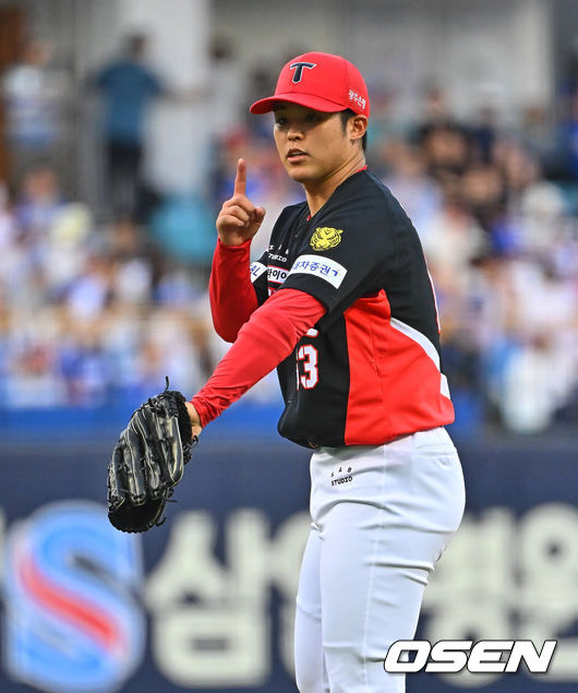 [OSEN=대구, 이석우 기자] 29일 대구삼성라이온즈파크에서 2026 신한 SOL KBO 리그 삼성 라이온즈와 KIA 타이거즈의 경기가 열렸다. 홈팀 삼성은 양창섭이, 방문팀 KIA는 시라카와가 선발 출전했다. KIA 타이거즈 선발 투수 시라카와가 사인을 보내고 있다. 2026.07.29 / foto0307@osen.co.kr