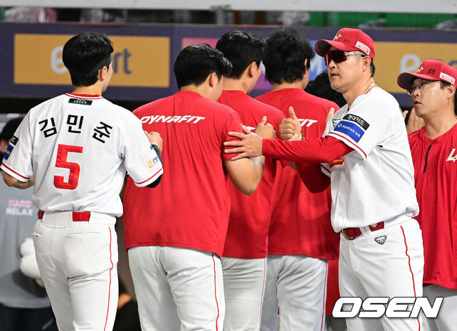[OSEN=인천, 지형준 기자] 프로야구 SSG 랜더스가 주중 3연전 첫날 연장 패배를 설욕했다.SSG는 29일 인천SSG랜더스필드에서 열린 2026 신한 SOL KBO리그 두산 베어스와 홈경기에서 6-2 승리를 거뒀다. 선발 등판한 신인 김민준이 호투했고 타자들도 점수를 뽑을 수 있는 흐름을 놓치지 않았다.경기를 마치고 SSG 이숭용 감독이 선수들과 승리 하이파이브를 하고 있다. 2026.07.29 / jpnews@osen.co.kr