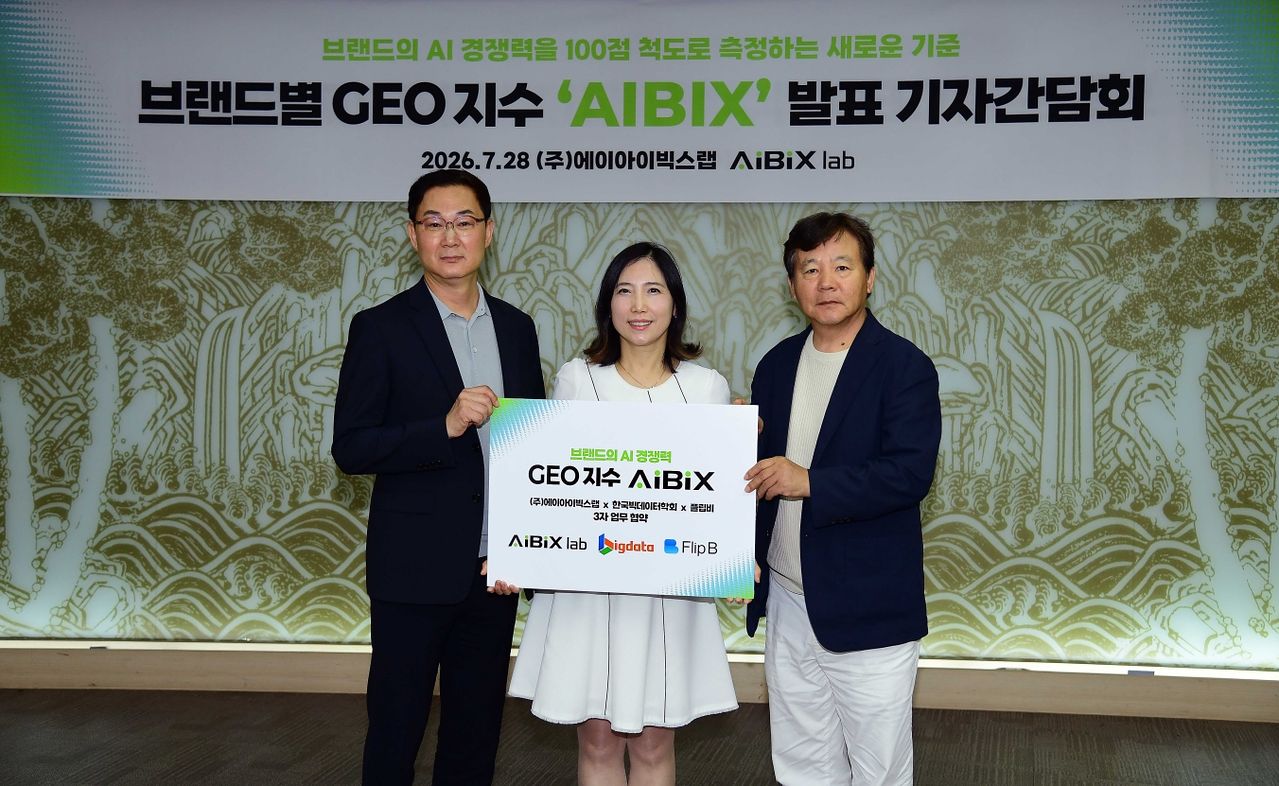 김준현 대표와 손은경 플립비 대표, 김세을 빅데이터학회 교수(왼쪽부터)가 28일 업무협약 후 기념촬영을 하고 있다. [사진 에이아이빅스랩]