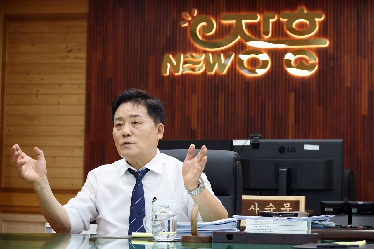 사순문 장흥군수가 지난 15일 군수실에서 장흥군의 미래 비전과 지방소멸 대응 방안 등을 설명하고 있다. [사진 장흥군]