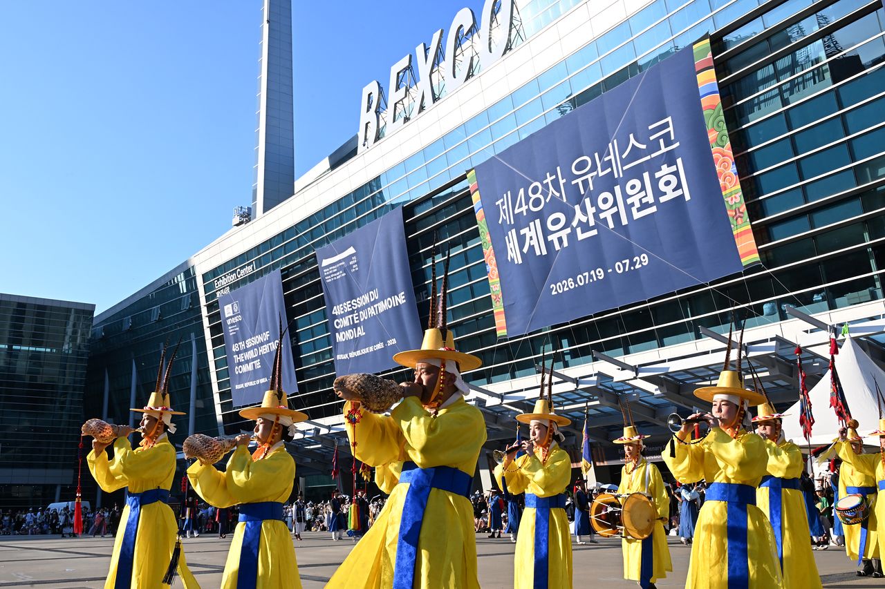 지난 26일 오후 부산 벡스코 야외광장에서 조선통신사의 평화와 교류의 의미를 선보이는 ‘조선통신사 행렬 재현 행사’가 펼쳐지고 있다. 이번 행사는 제48차 유네스코 세계유산위원회 개최를 기념해 전통예술 공연단과 시민 참여단이 함께 했다. 사진 국가유산청