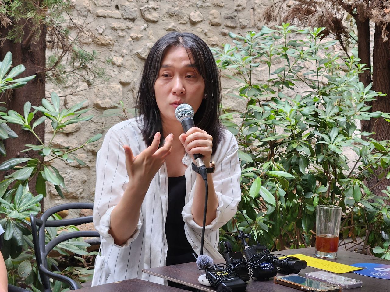 작가 한강이 15일(현지시간) 프랑스 아비뇽에서 한국 기자들과 간담회를 하고 있다. 연합뉴스