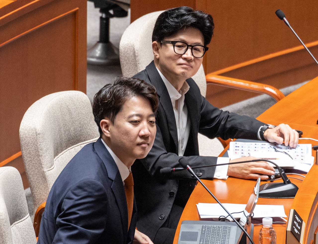 이준석 개혁신당 대표(왼쪽)와 한동훈 무소속 의원이 24일 국회에서 열린 예산결산위원회 전체 회의에 참석해 동료 의원들의 인사말을 듣고 있다. 연합뉴스
