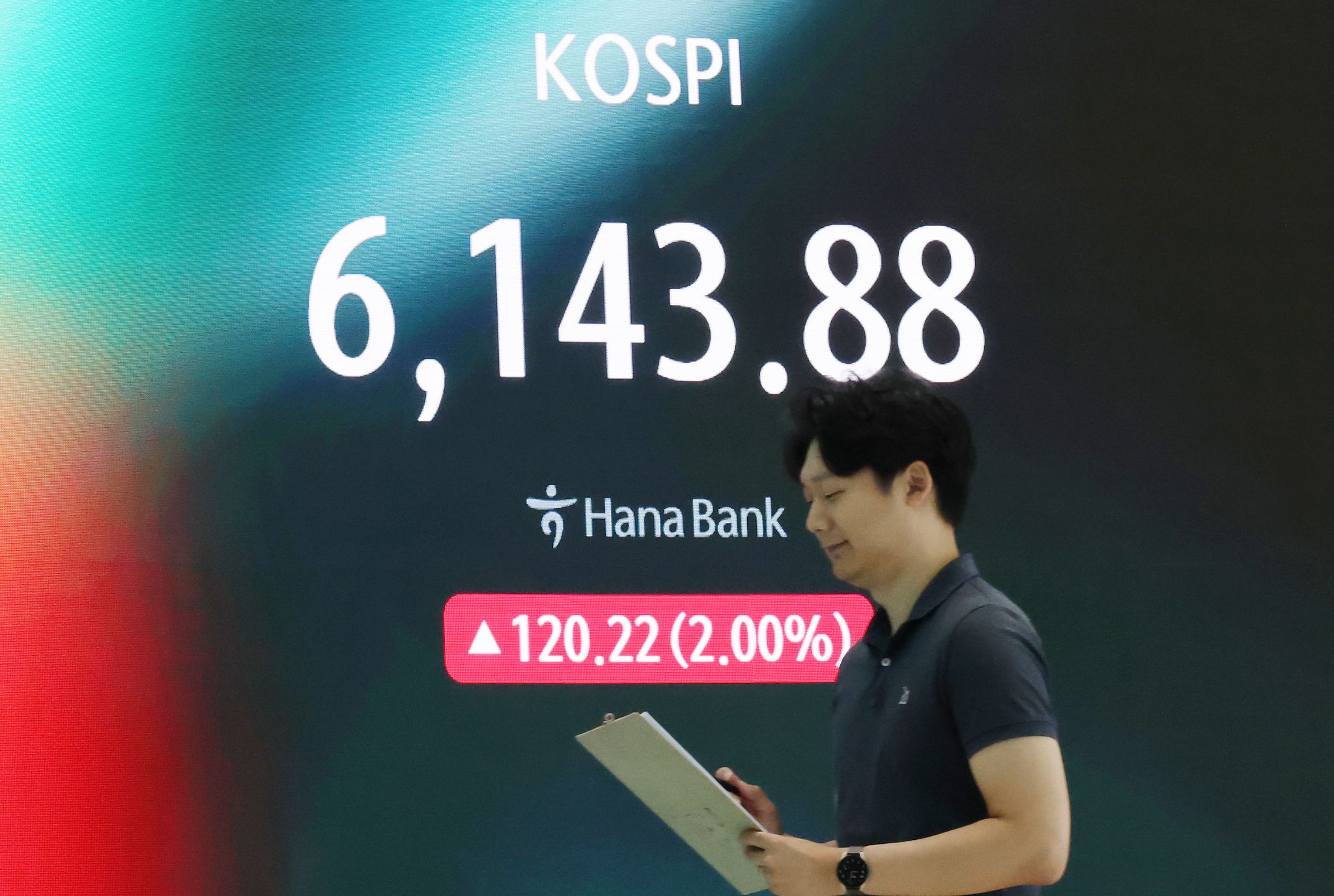 29일 서울 중구 하나은행 딜링룸 전광판에 코스피 지수가 나타나고 있다.  이날 코스피·코스닥지수가 각각 전일 종가와 비교해 65.45p(1.09%) 오른 6089.11, 7.86포인트(1.11%) 오른 713.71을 기록하며 장을 열었다. 뉴스1