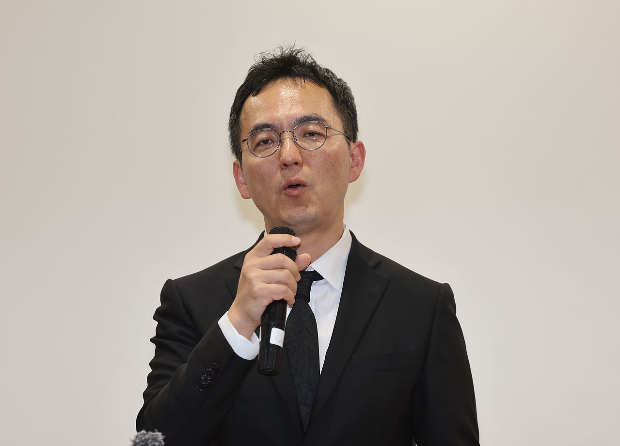 구자현 검찰총장 직무대행이 제46주년 5·18민주화운동 기념일을 사흘 앞둔 지난 5월15일 광주 북구 운정동 국립 5·18민주묘지에 참배를 마치고 방문 소감을 밝히고 있다. 뉴스1