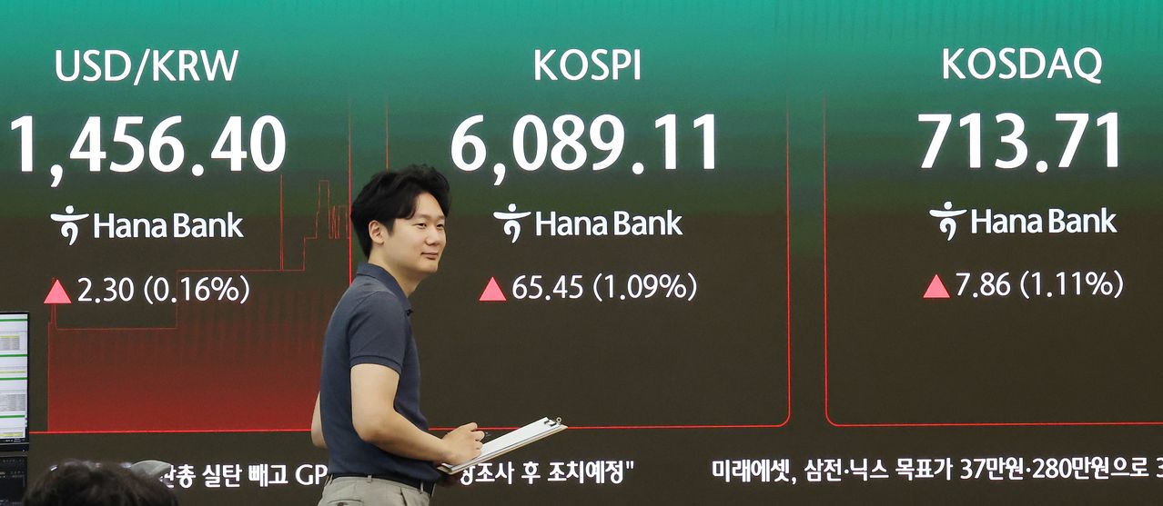29일 서울 중구 하나은행 딜링룸 전광판에 코스피 지수가 나타나고 있다. 뉴스1