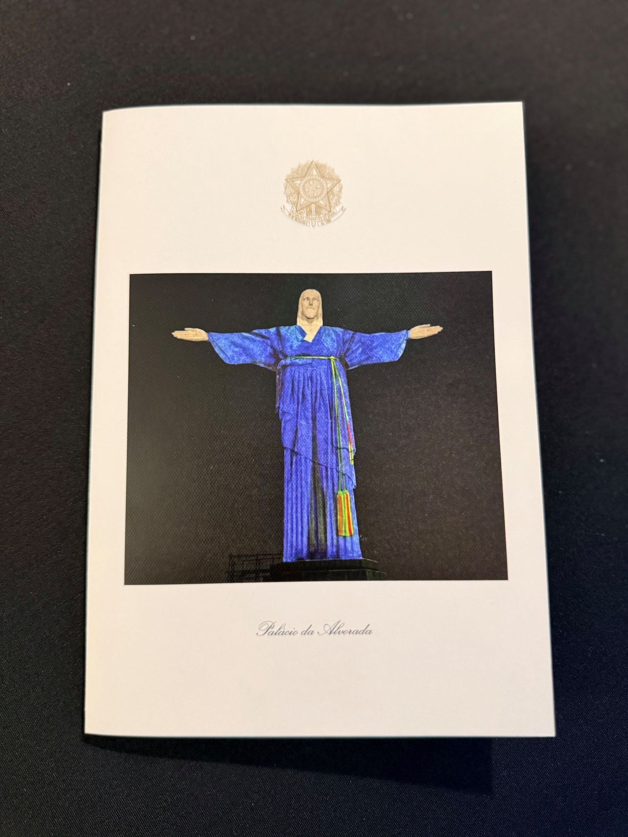 브라질이 마련한 국빈 오찬 메뉴를 넣은 카드 앞표지. 이진희 디자이너가 리우데자네이루 거대예수상에 한복을 입힌 '구세주 그리스도상 한복 미디어 파사드' 작품이 담겼다. [청와대 제공]