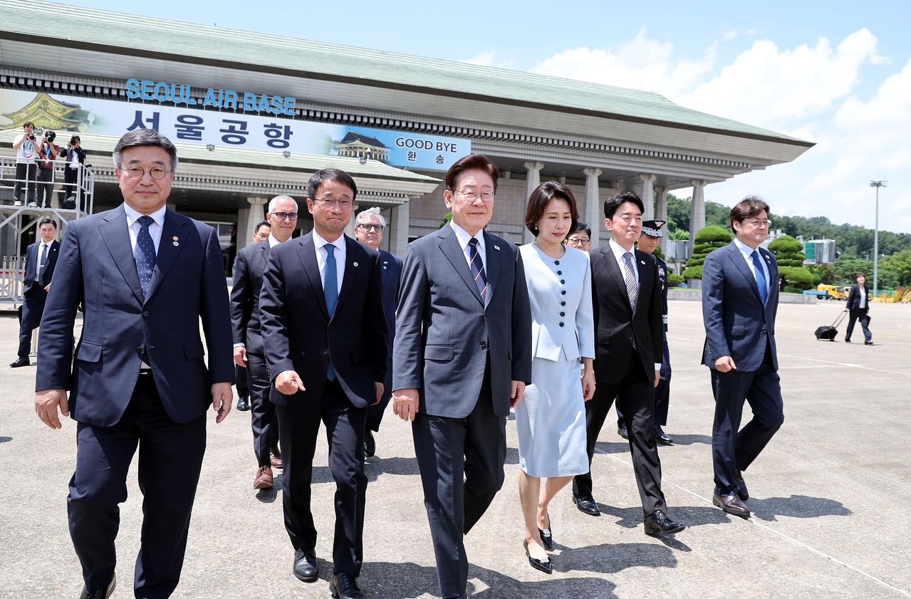 이재명 대통령과 김혜경 여사가 지난 24일 경기 성남 서울공항에서 공군 1호기로 향하고 있다. 왼쪽부터 윤호중 행정안전부 장관, 한병도 더불어민주당 대표 직무대행 겸 원내대표, 이 대통령, 김 여사, 강훈식 비서실장, 홍익표 정무수석. 뉴시스