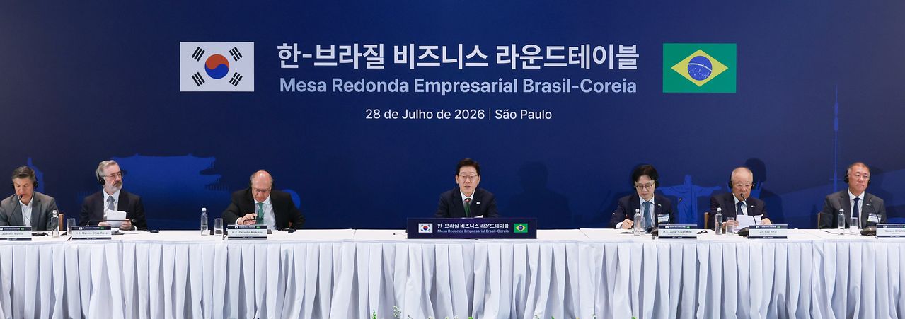 이재명 대통령이 28일(현지시간) 브라질 상파울루 한 호텔에서 열린 한·브라질 비즈니스 라운드테이블에서 발언하고 있다.   오른쪽부터 정의선 현대차그룹 회장, 류진 한국경제인협회 회장, 김정관 산업부 장관, 이재명 대통령, 제라우두 아우키민 브라질 부통령, 마르시우 엘리아스 호자 브라질 개발산업통상서비스부 장관, 라우데미르 뮐러 브라질 수출투자진흥청(ApexBrasil) 회장.