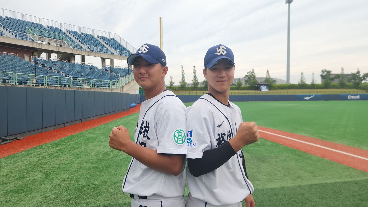 유신고 마운드를 이끄는 장신 좌완 투수 박찬희(왼쪽)와 이승원. 포항=김효경 기자