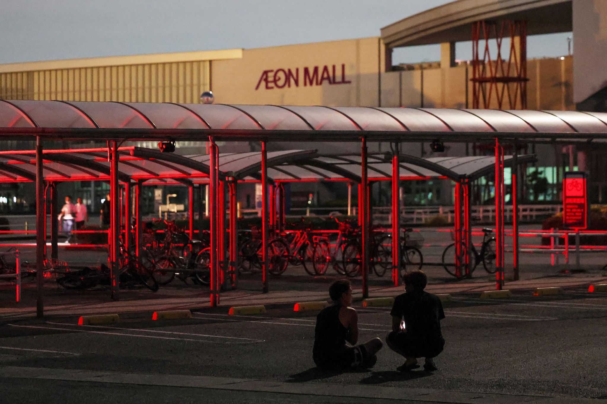 지난 28일 일본 구마모토현 가시마정의 이온몰(AEON MALL) 주차장에 지진을 피해 대피한 시민이 주저앉아 있다. 규모 7.1의 강진으로 건물이 붕괴되고 화재가 잇따른 가운데 쇼핑몰에서는 폭발 사고까지 발생해 구조 작업이 이어지고 있다. AFP=연합뉴스