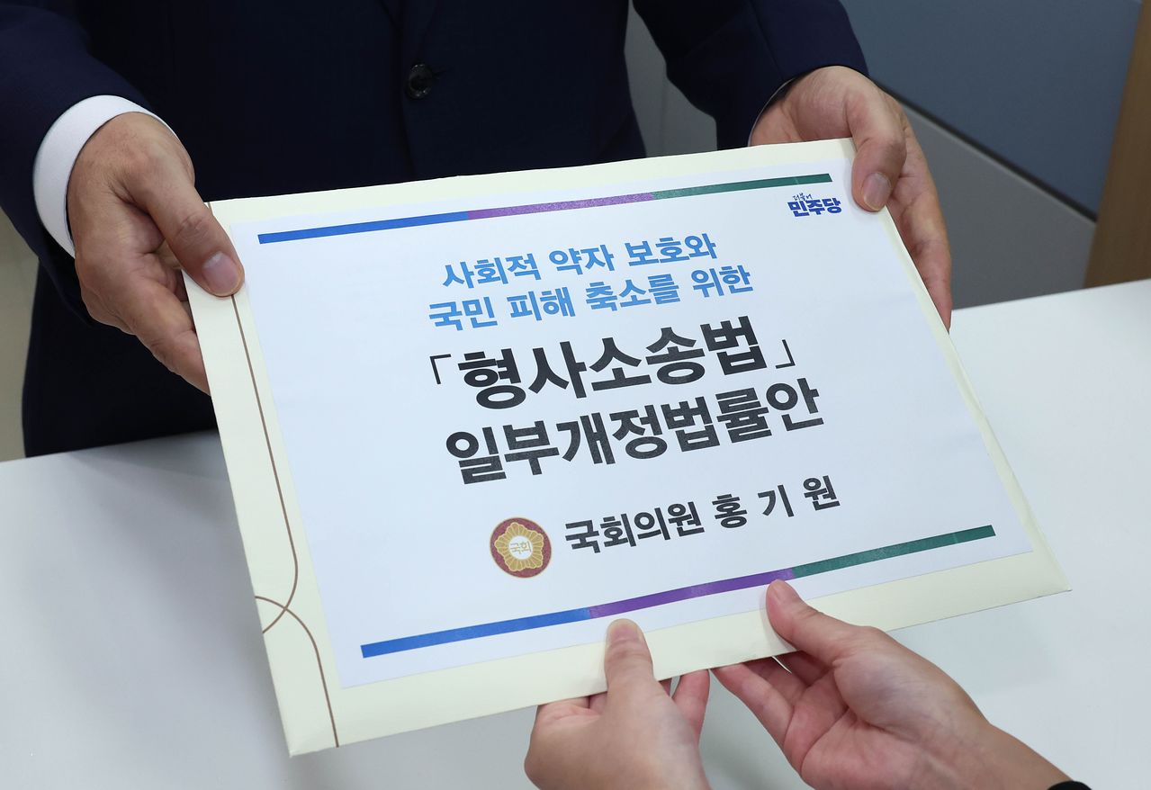 홍기원 더불어민주당 의원이 지난 14일 국회 의원과에 사회적 약자 등 보호를 위한 보완수사권 일부 존치 형사소송법 일부개정법률안을 제출하고 있다. 임현동 기자