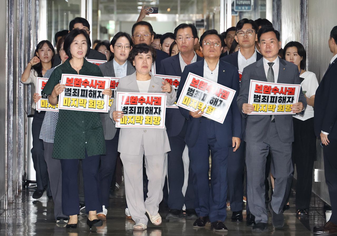 국민의힘 김승수 원내운영수석부대표를 비롯한 국민의힘 의원들이 29일 전체회의가 예정된 국회 법제사법위원회 회의실 앞에서 검사의 보완수사권 폐지 등을 골자로 한 형사소송법 개정안 처리를 규탄하는 손팻말을 들고 항의 방문하고 있다. 연합뉴스