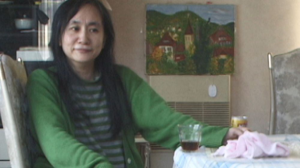 늘 약물에 취한듯 혼미한 정신이던 누나(사진)은 2008년 치료를 받고 일상을 회복한다. 후지노 감독은 “이후론 누나와 잡담을 주로 찍었다. 발병 후에 우리집에선 대화가 사라졌다. 부모님은 누나에게 명령하고, 저와는 싸우기만 했다”면서 “대화와 잡담은 상대방을 생각하면서 하는 것이다. ‘뭐가 맛있어?’ 물으면 ‘~이 맛있다’는 답이 돌아온다. 누나의 말이 듣고 싶었다”고 말했다. 사진 엣나인필름