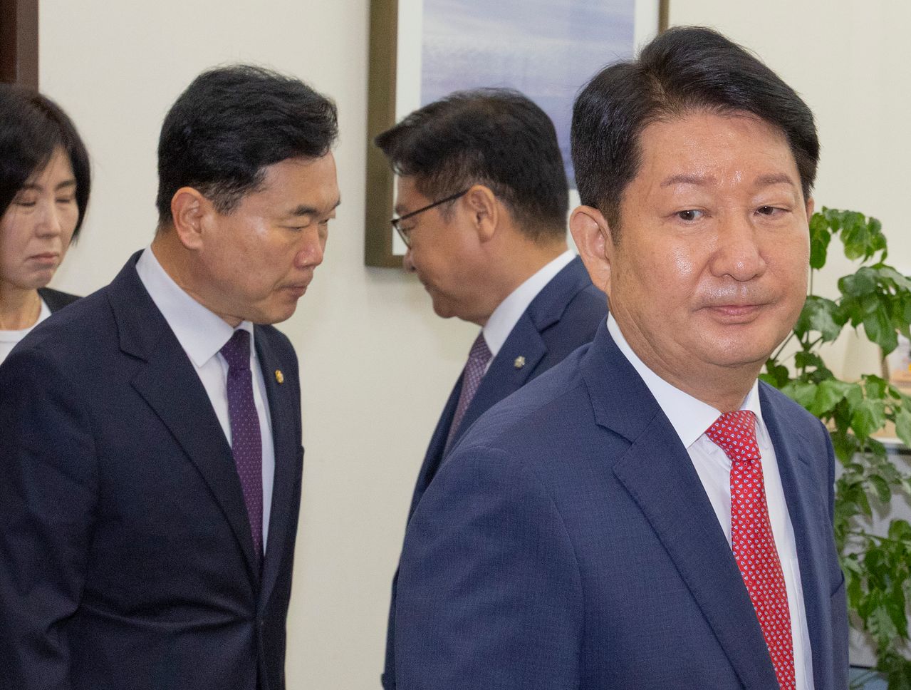 국회 상임위원회 배정 기준에 불만을 제기하는 과정에서 국민의힘 정점식 원내대표의 멱살을 잡았던 권영진 의원(오른쪽)이 27일 국회 내 원내대표실을 방문해 사과한 뒤 사무실을 빠져 나오고 있다. 권 의원 뒤에 배웅을 마친 정 원내대표가 사무실로 다시 들어가고 있다. 연합뉴스