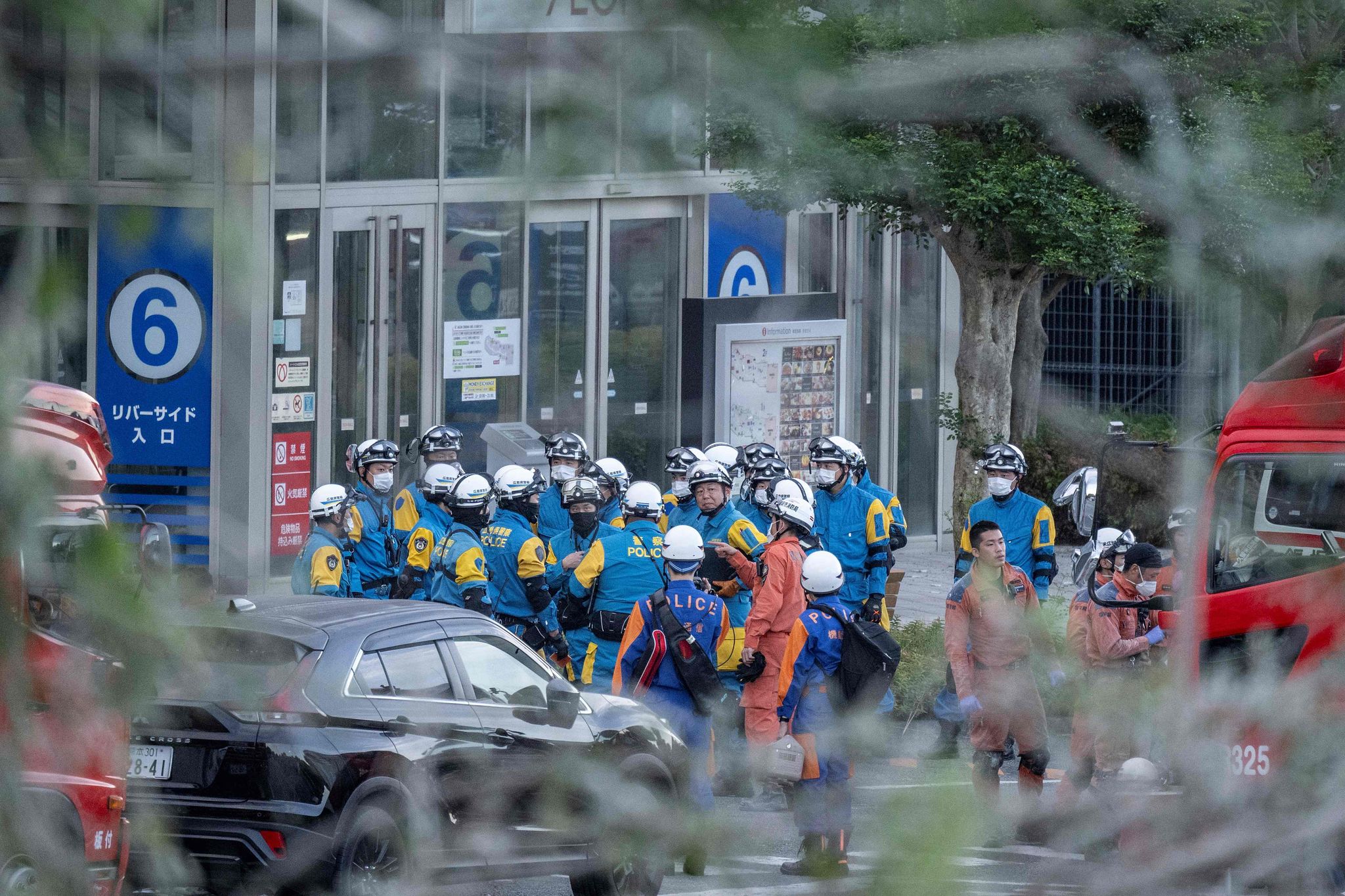 29일 구조대가 쇼핑몰 앞에서 실종자 수색 작업을 위해 대기하고 있다. AFP=연합뉴스