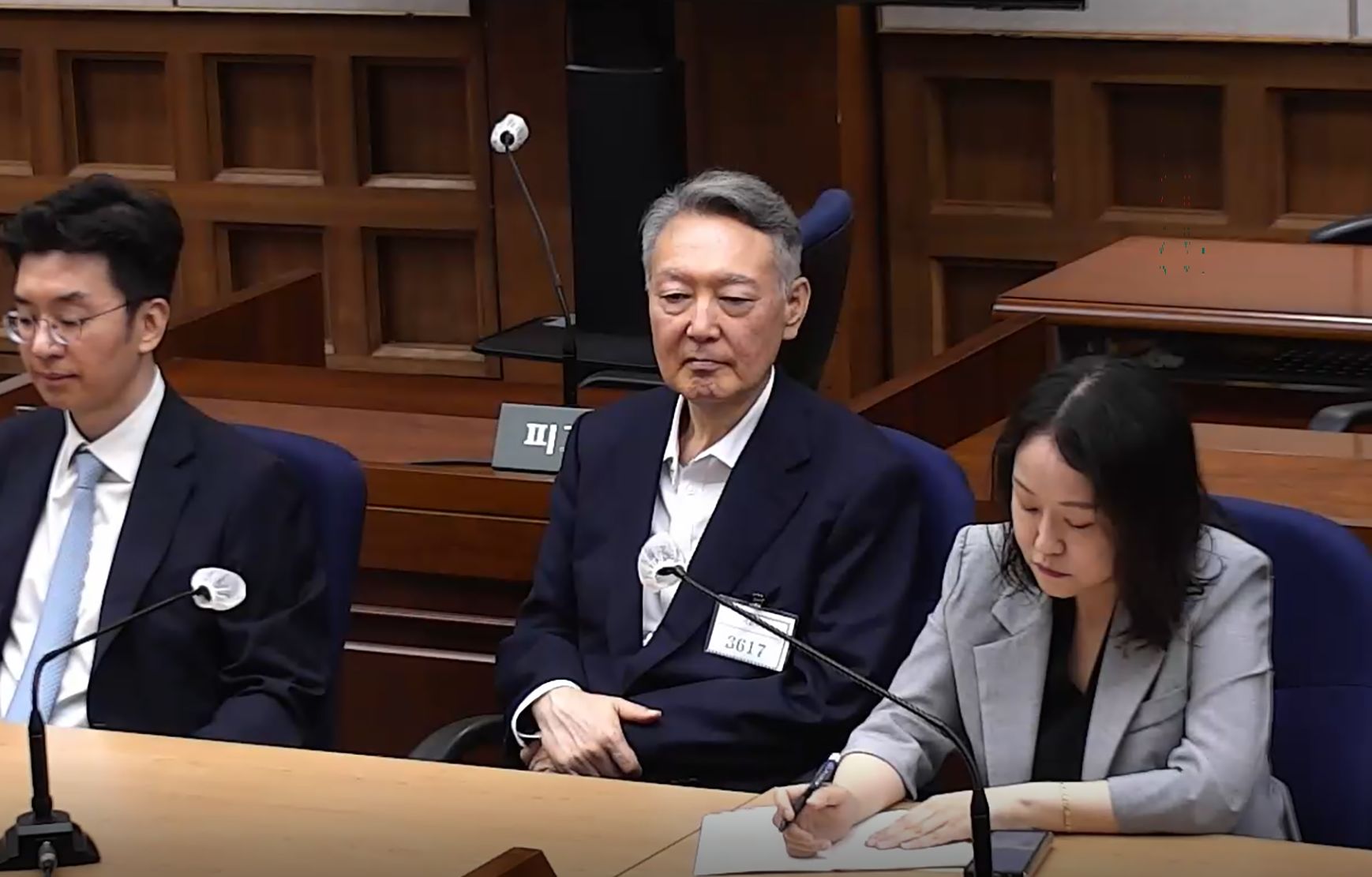 지난 27일 서울 서초구 서울중앙지방법원에서 윤석열 전 대통령의 공직선거법 위반 혐의 1심 선고가 진행되고 있다. 이날 법원은 윤석열에게 징역 1년 6개월에 집행유예 3년을 선고했다. 사진 서울중앙지방법원