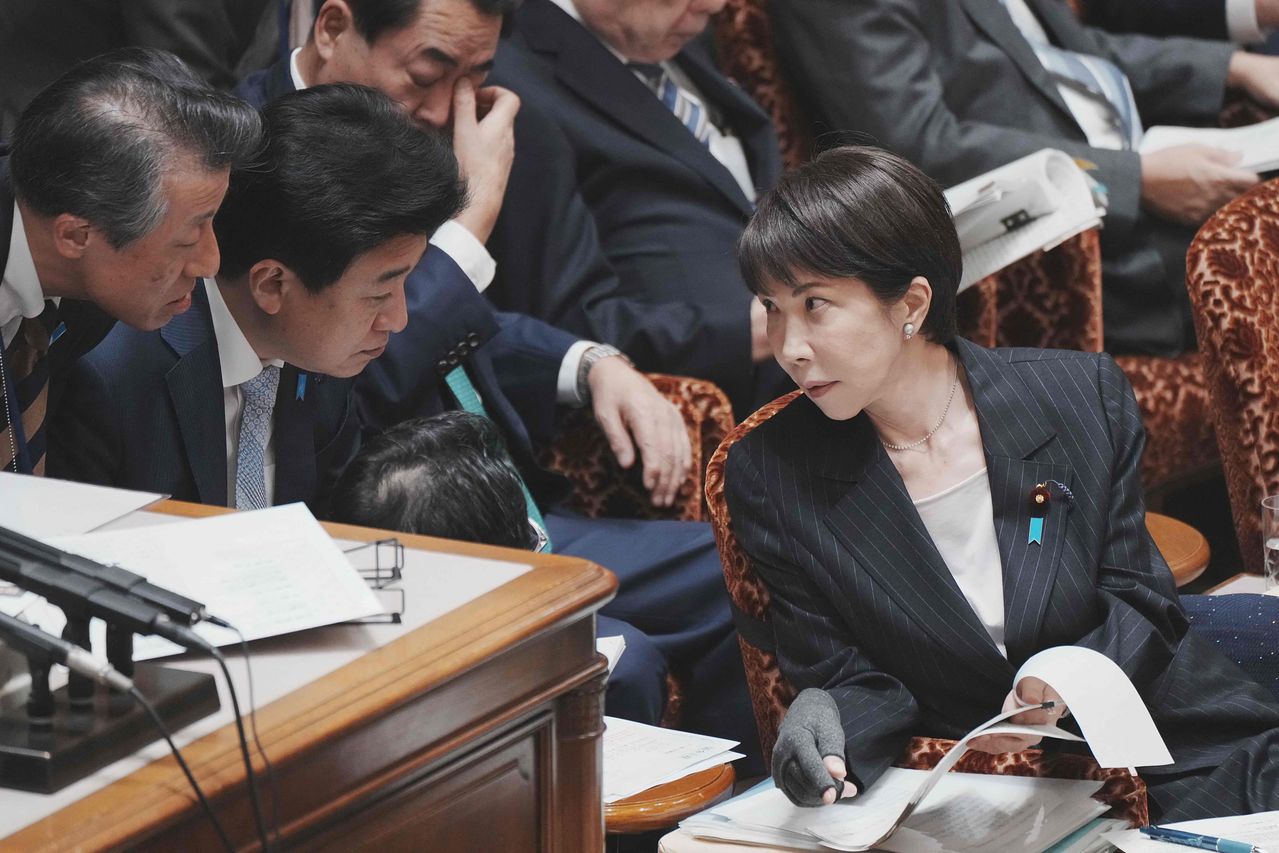 지난 3월 16일 일본 도쿄 참의원에서 다카이치 사나에 총리(오른쪽)가 기하라 미노루 관방장관과 대화를 나누고 있다. AFP=연합뉴스