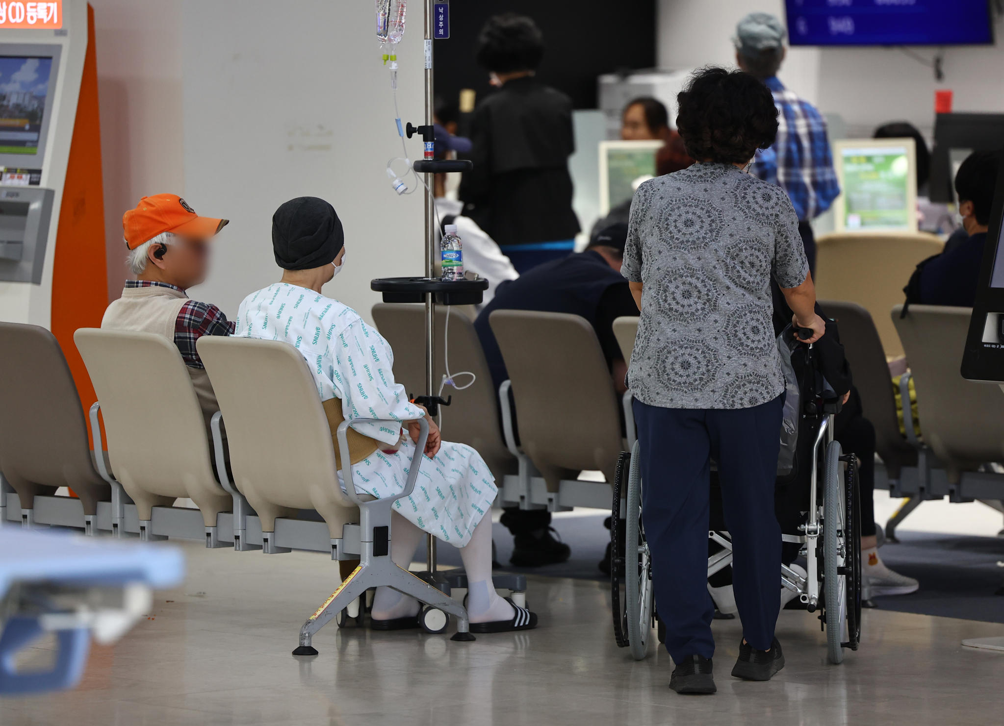서울 시내 한 대학병원에서 환자와 보호자 등 내원객들이 대기하고 있다. 연합뉴스