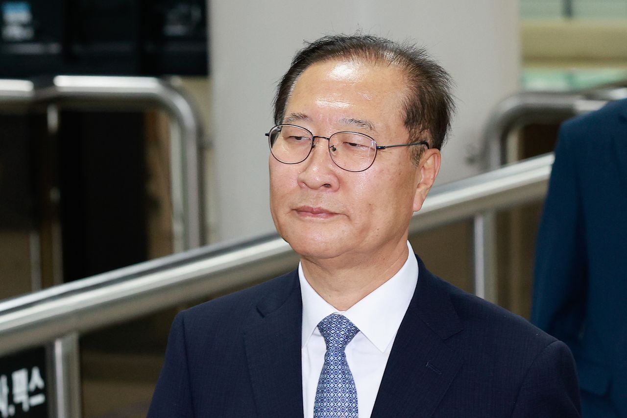 박성재 전 법무부 장관이 지난달 22일 오후 서울 서초구 중앙지방법원에서 열린 내란중요임무종사, 청탁금지법 위반 등 혐의 1심 선고 공판에 출석하고 있다.   박 전 장관은 12·3 비상계엄 선포 직후 법무부 간부 회의를 소집하고 출국금지팀 비상 대기, 교정시설 수용 공간 확보, 합동수사본부 검사 파견 검토 등을 지시한 혐의와 김건희 여사로부터 명품 가방 수사 관련 문의를 전달받고 이를 실무진에 확인하도록 지시한 혐의를 받는다. 뉴스1