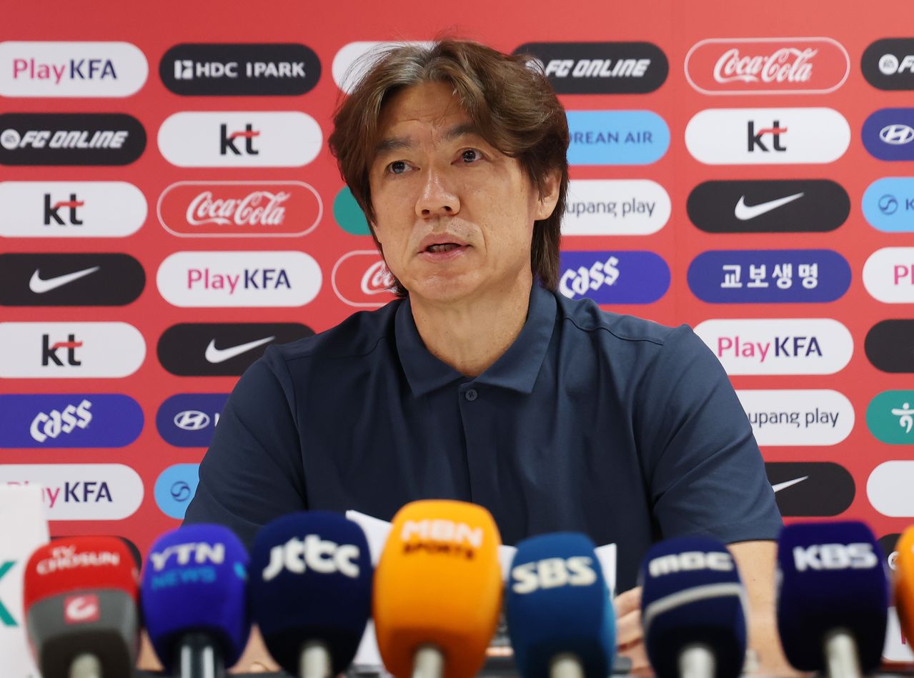한국 축구 국가대표팀 홍명보 감독이 지난 28일(현지시간) 멕시코 과달라하라 인근 사포판 치바스 바예 베르데 훈련장에 마련된 베이스캠프에서 열린 월드컵 결산 기자회견에서 부진에 대한 책임을 지고 감독직에서 물러나겠다는 뜻을 밝히고 있다. 뉴스1