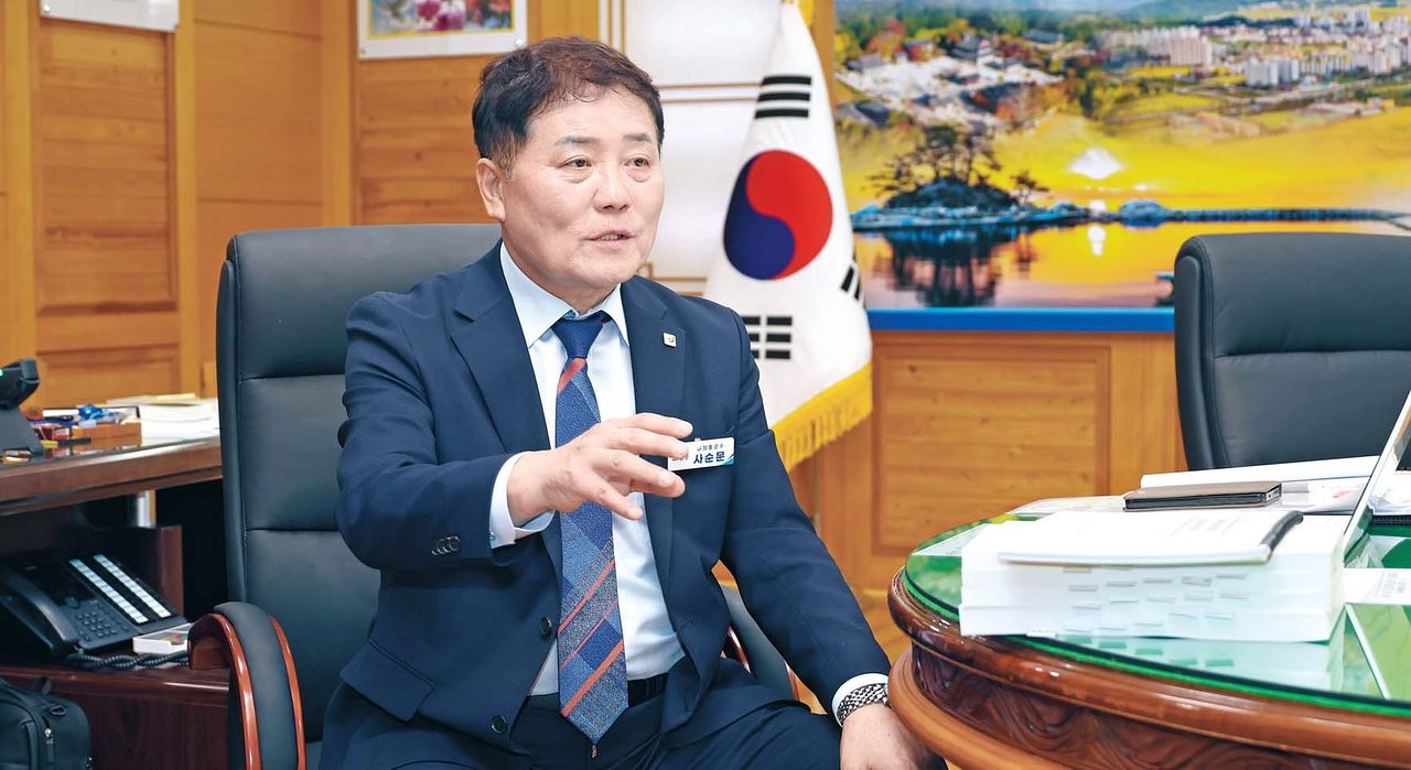  사순문 장흥군수가 지난 15일 장흥군수실에서 장흥군의 미래 비전과 지방소멸 대응 방안 등을 설명하고 있다. 사 군수는 장흥의 미래 비전으로 군민이 행복한 장흥, 청년이 돌아오는 장흥, 어르신이 편안한 장흥 등을 제시했다. [사진 장흥군]
