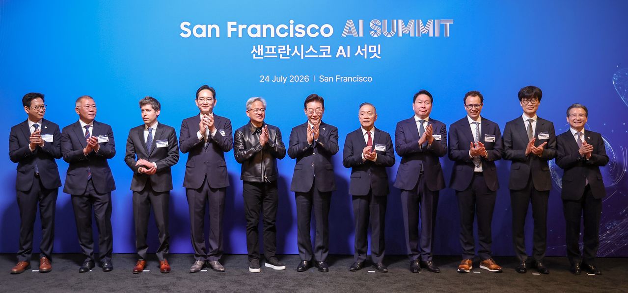 이재명 대통령이 지난 24일(현지시간) 미국 샌프란시스코 더 미드웨이에서 열린 '샌프란시스코 AI 서밋'에서 글로벌 AI 리더들과 기념사진을 찍고 있다.   왼쪽부터 배경훈 부총리 겸 과기정통부 장관, 정의선 현대차그룹 회장, 샘 올트먼 오픈AI 최고경영자, 이재용 삼성전자 회장, 젠슨 황 엔비디아 최고경영자, 이재명 대통령, 혹 탄 브로드컴 최고경영자, 최태원 SK 회장, 다리오 아모데이 앤트로픽 최고경영자, 이해진 네이버 의장, 김용범 정책실장. 연합뉴스