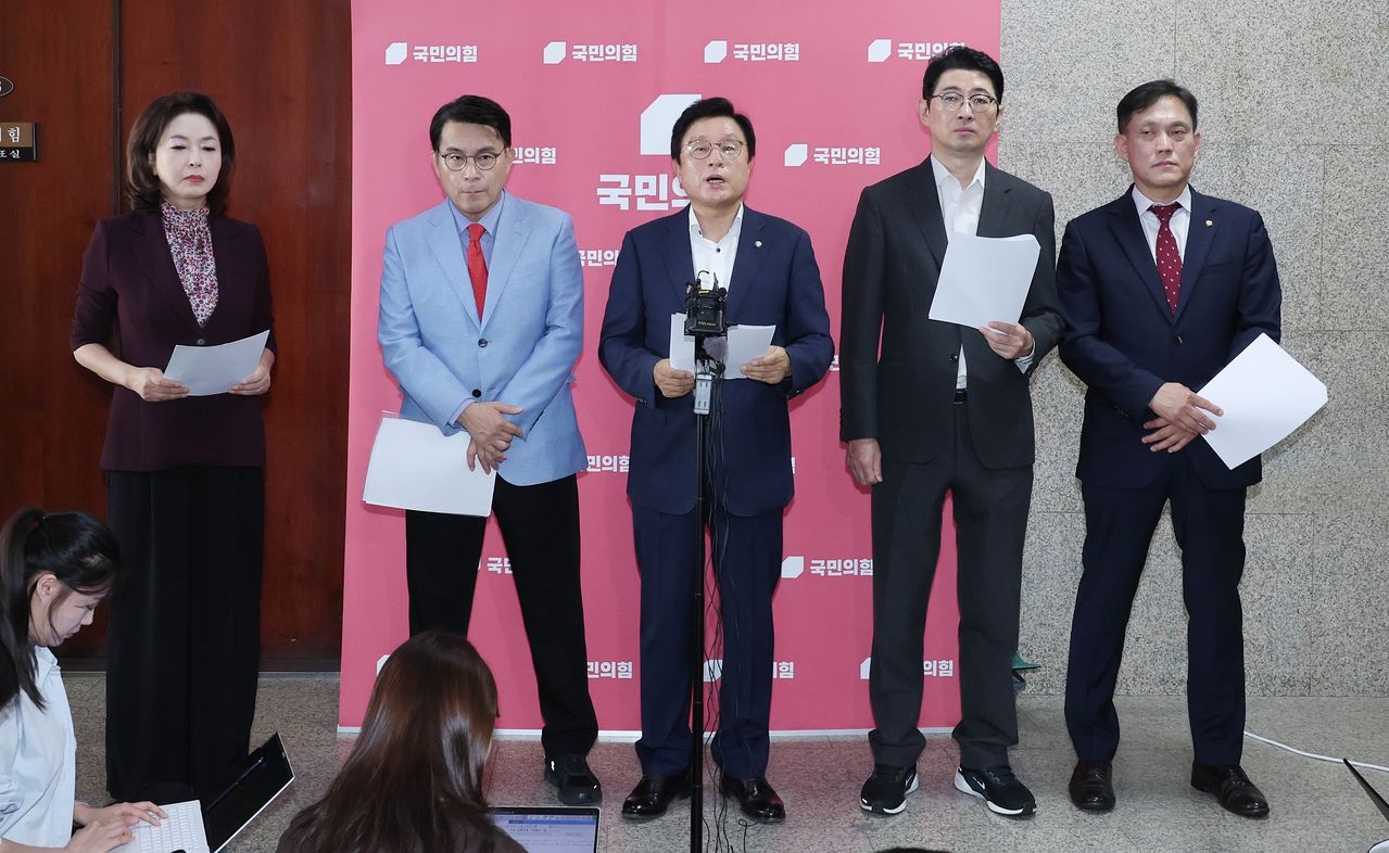 국민의힘 법사위 박형수 야당 간사와 위원들이 29일 국회에서 전날 형사소송법 개정안을 더불어민주당이 일방적으로 의결한 데 항의하며 규탄 기자회견을 하고 있다. 임현동 기자