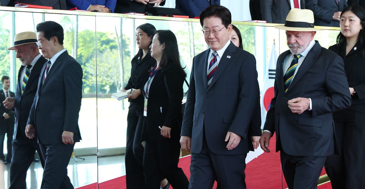 이재명 대통령과 루이스 이나시우 룰라 다시우바 브라질 대통령이 27일(현지시간) 브라질리아 대통령관저에서 열린 서명식 및 공동언론발표를 위해 함께 이동하고 있다. 연합뉴스