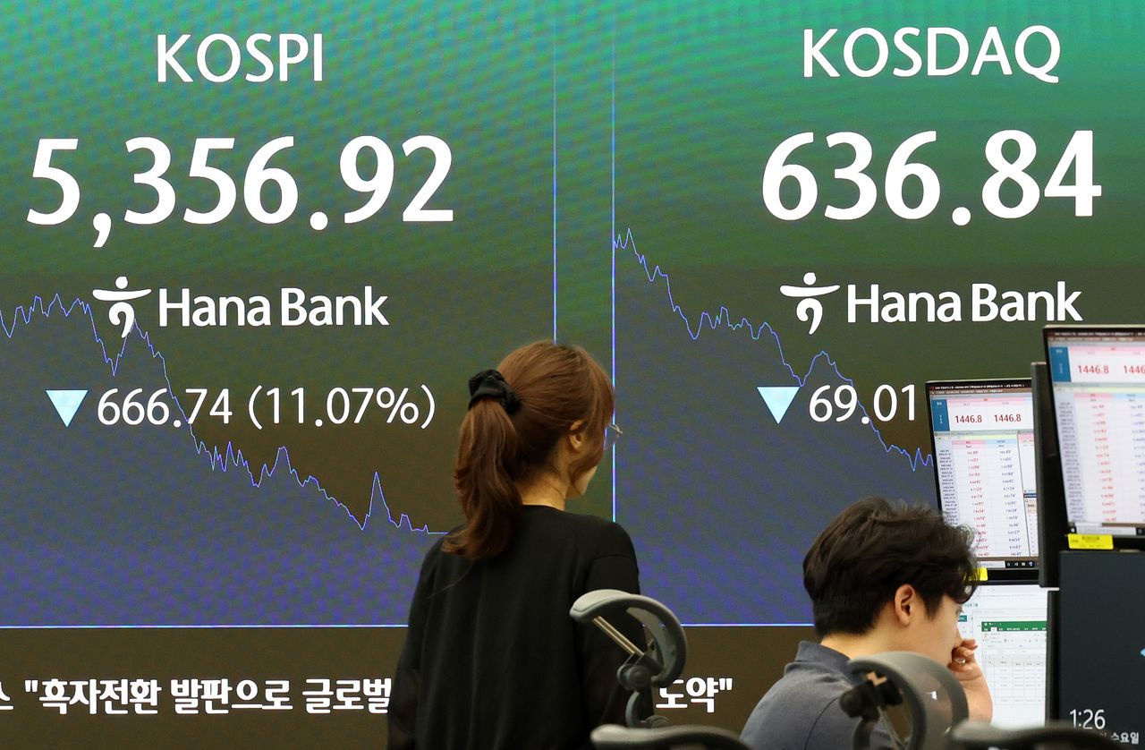 코스피·코스닥 시장에서 이틀연속 장중 서킷브레이커가 발동한 29일 서울 중구 하나은행 딜링룸 전광판에 코스피·코스닥 지수가 표시되어 있다. 뉴스1