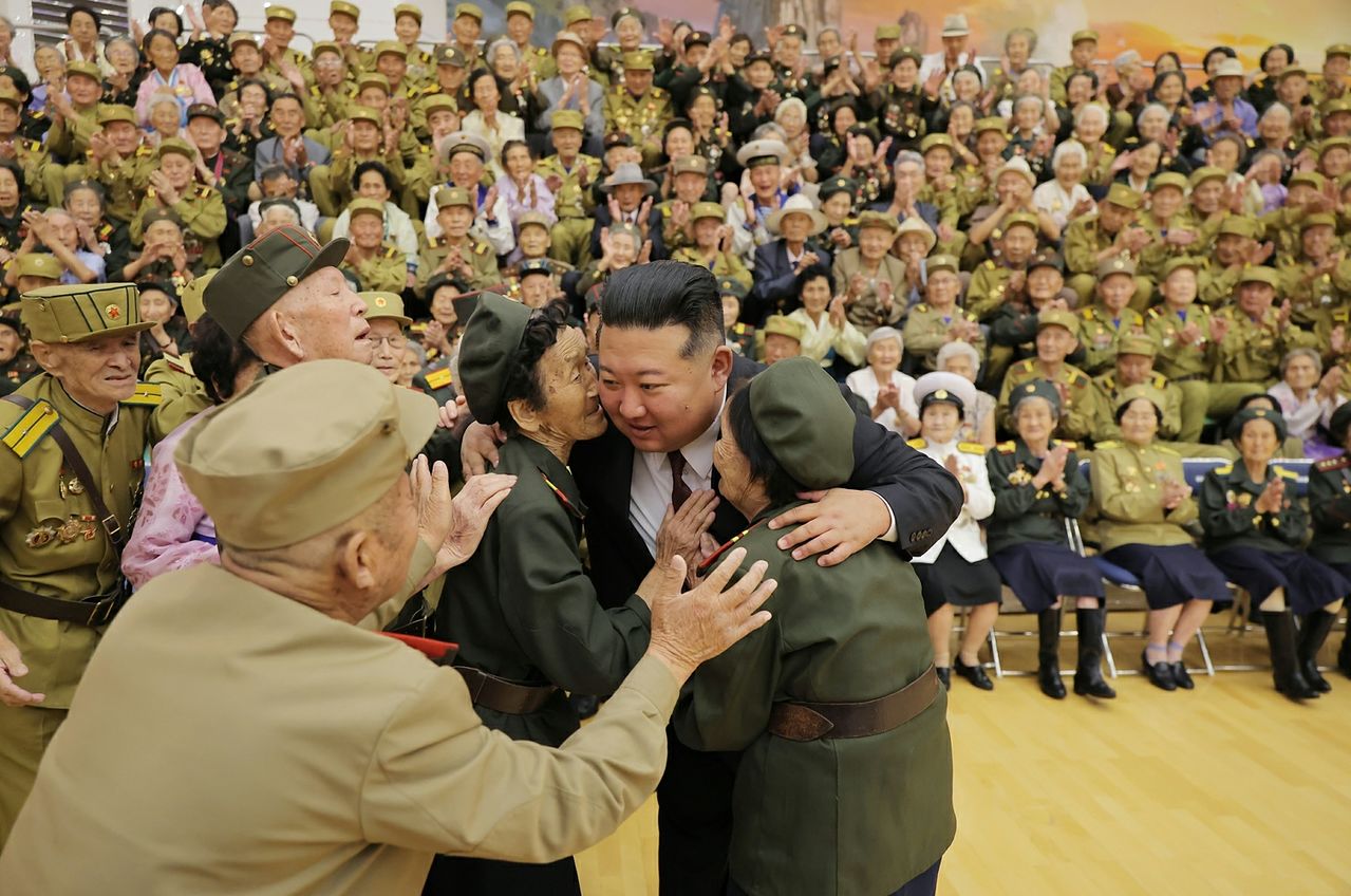 김정은 북한 국무위원장이 28일 조국해방전쟁승리 73주년 경축행사에 참가한 전쟁노병과 전시공로자들을 만나 대화를 나누는 모습. 노동신문은 김정은이 참가자들의 손을 "따뜻이 잡아줬다"라고 전했다. 노동신문, 뉴스1