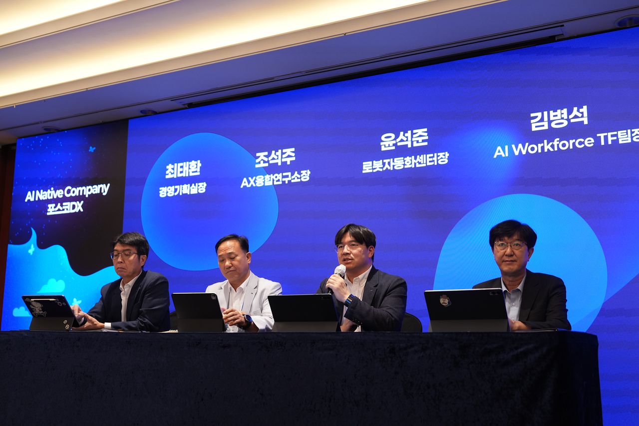 29일 서울 중구 롯데호텔에서 진행된 포스코DX 기자간담회에서 질의응답이 진행되고 있다. 왼쪽부터 최태환 경영기획실장, 조석주 AX융합연구소장, 윤석준 로봇자동화센터장, 김병석 AIWorkforce TF팀장. 사진 포스코DX