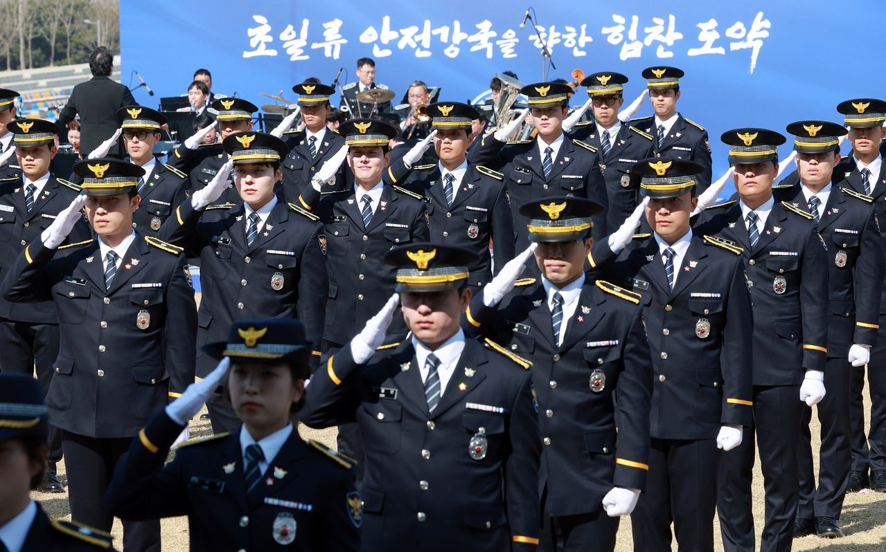 지난 3월 신임 경위ㆍ경감 경찰관들이 17일 충남 아산 경찰대학에서 열린 합동 임용식에서 이재명 대통령에게 경례하고 있다. 연합뉴스