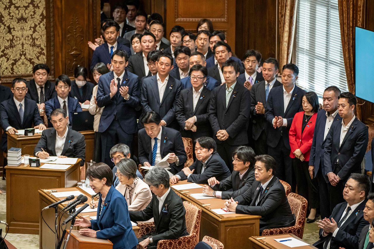 지난 15일 일본 국회에 참석한 다카이치 사나에 총리(왼쪽)가 질문에 답하고 있다. AFP=연합뉴스