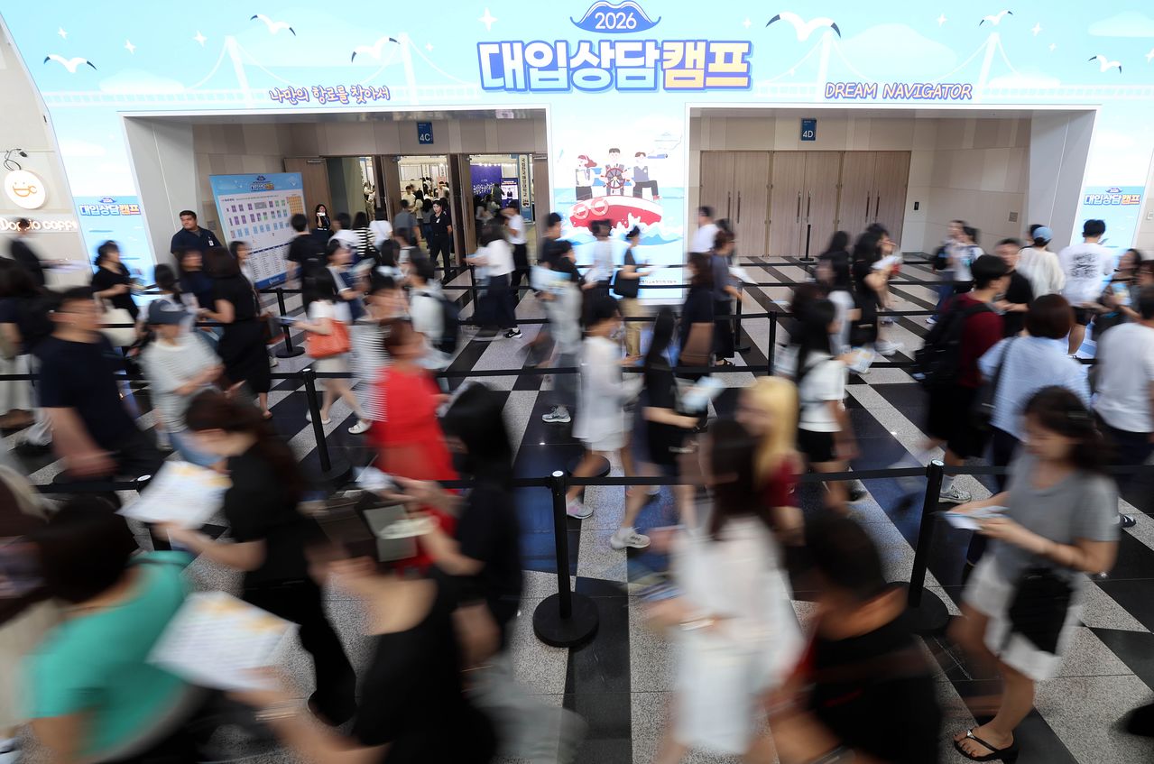 부산시교육청 주최 '2026 대입상담캠프'가 열린 28일 부산 해운대구 벡스코 제2전시장에서 학부모들이 길게 줄을 선 채 행사장에 입장하고 있다. 뉴시스