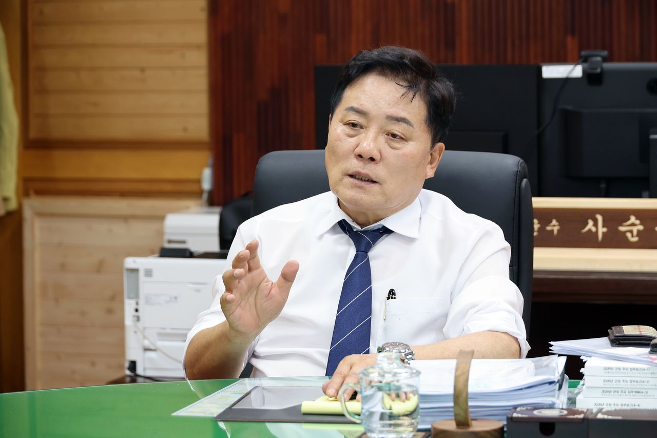 사순문 장흥군수가 지난 15일 군수실에서 장흥군의 미래 비전과 지방소멸 대응 방안 등을 설명하고 있다. [사진 장흥군]