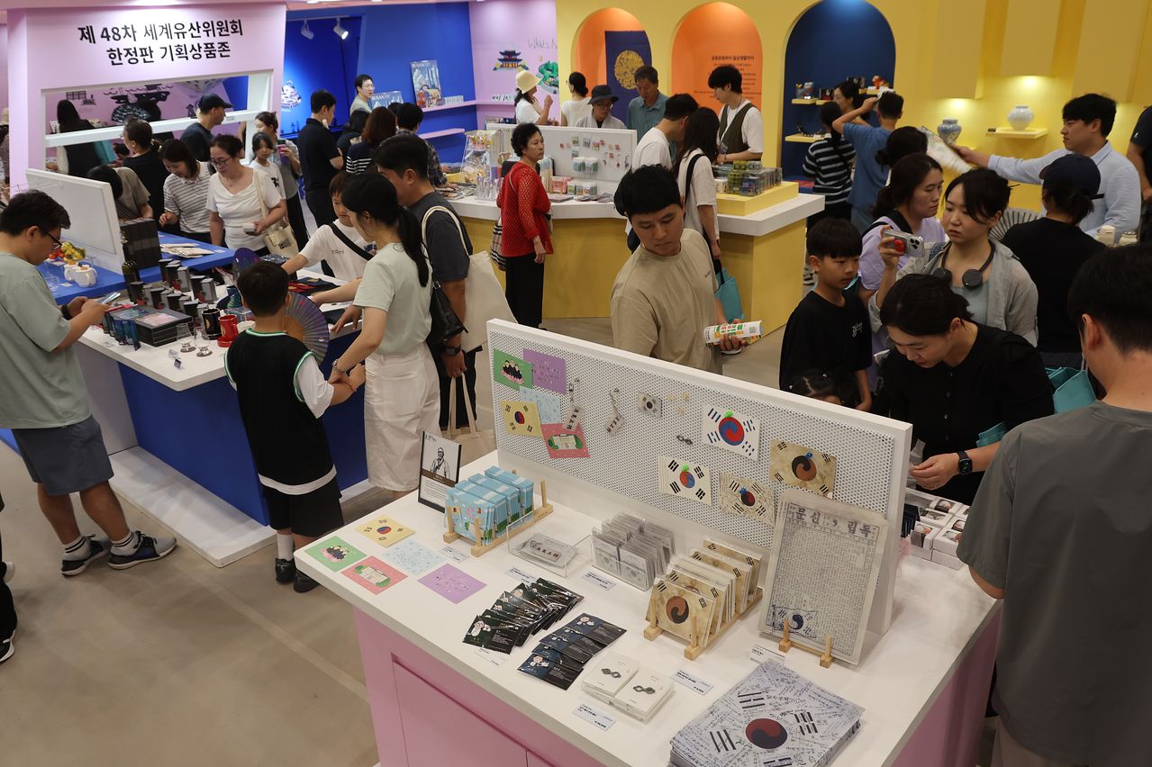 26일 부산 해운대구 벡스코 제1전시장 대한민국관 내 세계유산 소재의 굿즈를 판매하는 ‘K-헤리티지’ 팝업스토어에 많은 관람객들이 몰려 붐비고 있다. 송봉근 객원기자