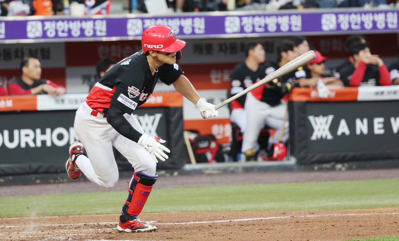 〈YONHAP PHOTO-6258〉 달리는 김도영    (대전=연합뉴스) 양영석 기자 = 10일 대전 한화생명 볼파크에서 열린 프로야구 한화와 KIA의 경기, KIA 김도영이 3회초 2사 1.2루에서 내야 땅볼을 치고 1루로 달려가고 있다. 2026.6.10   youngs@yna.co.kr/2026-06-10 19:36:54/ 〈저작권자 ⓒ 1980-2026 ㈜연합뉴스. 무단 전재 재배포 금지, AI 학습 및 활용 금지〉