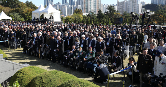 2025년 11월 11일 부산 남구 유엔기념공원에서 열린 '턴 투워드 부산' 행사에서 유엔군 참전용사 등 참석자들이 묵념을 하고 있다. [뉴스1]