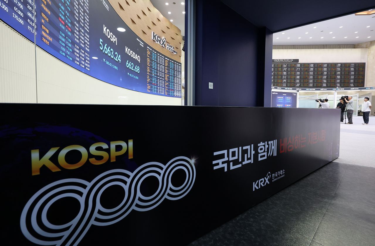 29일 오후 서울 여의도 한국거래소 홍보관에 지난 6월 '코스피 9000 돌파' 기념 행사에 사용했던 구조물이 놓여 있다. 이날 코스피는 전장보다 360.42포인트(5.98%) 내린 5663.24로 마감했다. 연합뉴스 