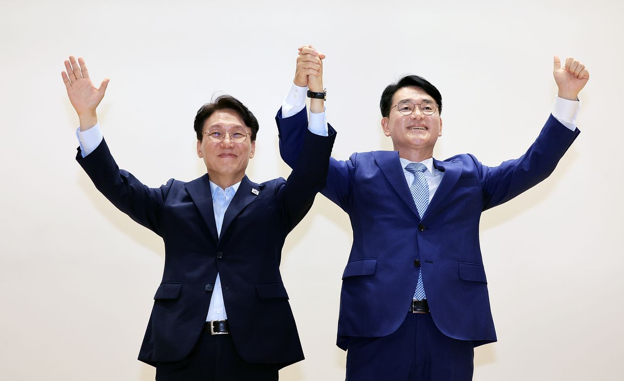 김민석 더불어민주당 대표 후보와 박용진 대통령 직속 규제합리화위원회 부위원장이 25일 서울 여의도 국회의원회관 대회의실에서 열린 '정치와미래 총회 및 초청강연'에서 기념촬영을 하고 있다. 뉴스1