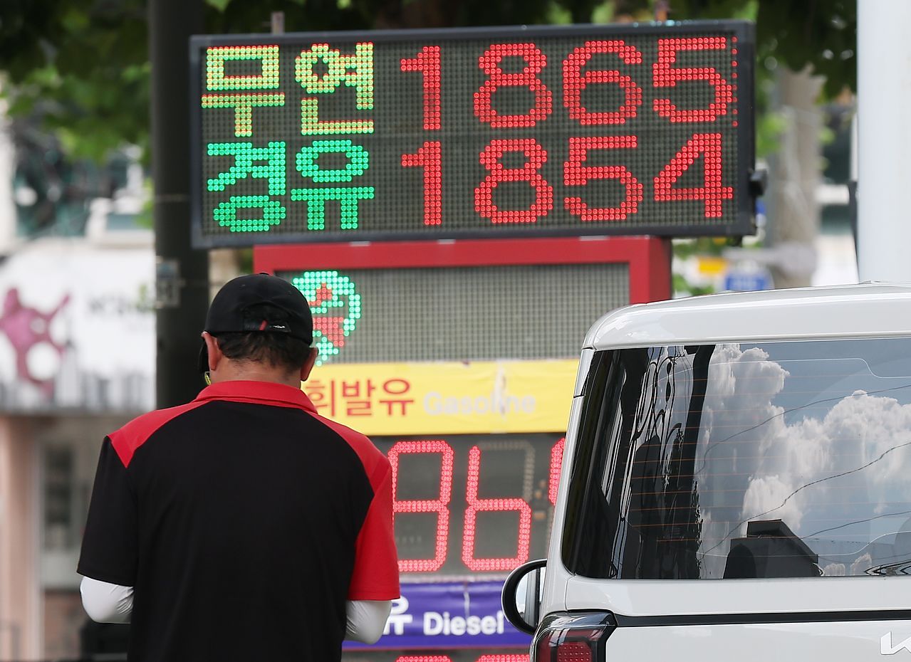 공정거래위원회가 자동차용 디젤 등을 생산할 때 의무적으로 사용해야 하는 바이오연료 가격을 담합한 혐의로 제조 및 판매업체 7곳에 대한 제재 절차에 착수했다. 26일 서울 시내 한 주유소에 가격 알림판이 놓여 있다. 연합뉴스