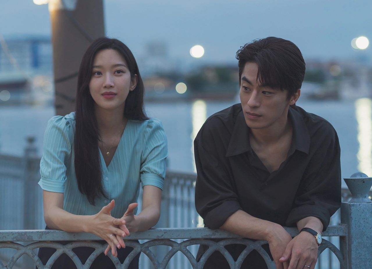 영화 '만약에 우리'는 올 1월 순제작비 30억원의 8배 달하는 흥행에 성공했다. 20대 시절 첫사랑 연인을 우연히 만난 정원(문가영·왼쪽)과 은호(구교환)의 모습이다. [사진 쇼박스] 