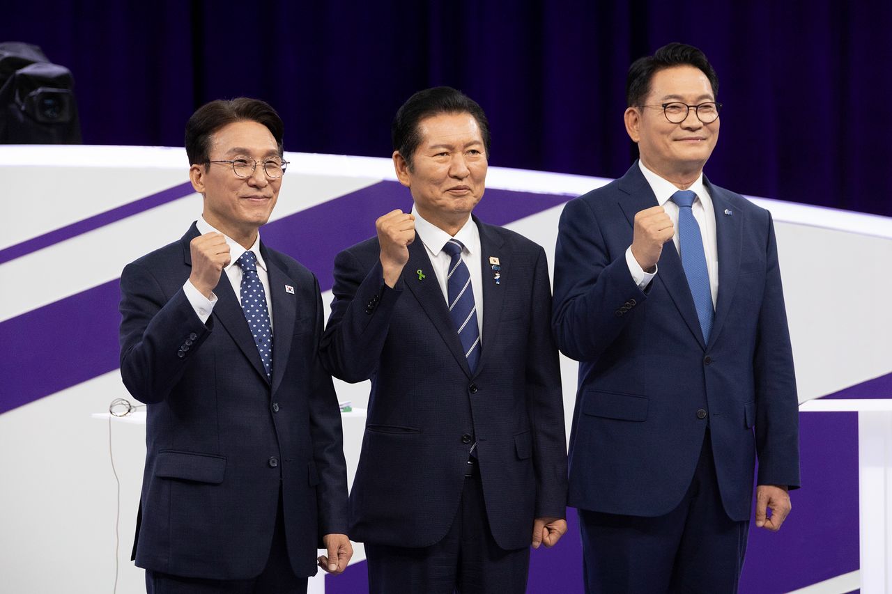 김민석, 정청래, 송영길 더불어민주당 당대표 후보가 29일 오후 서울 마포구 MBC에서 TV토론회 시작 전 포즈를 취하고 있다. 국회사진기자단