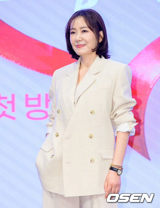 [OSEN=지형준 기자] 28일 오후 서울 신도림 더세인트에서 KBS 2TV 새 주말드라마 ‘사랑을 처방해 드립니다’ 제작발표회가 열렸다.오는 31일 오후 8시 첫 방송 예정인 ‘사랑을 처방해 드립니다’는 30년 동안 악연으로 얽혔던 두 집안이 오해를 풀고 서로의 상처를 보듬으며, 결국 하나의 가족으로 다시 태어나는 패밀리 메이크업 드라마다.배우 유호정이 포토타임을 하고 있다. 2026.01.28 /jpnews@osen.co.kr