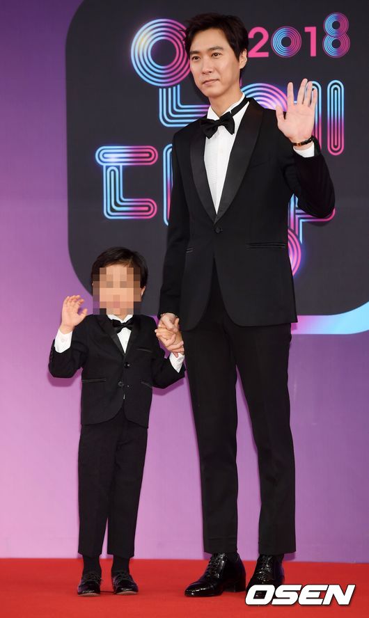 [OSEN=민경훈 기자] 22일 오후 서울 영등포구 여의도 KBS 본관 로비에서 진행된 '2018 KBS 연예대상' 포토월 행사에서 슈퍼맨이 돌아왔다 팀의 고지용과 아들 승재가 포토타임을 갖고 있다./ rumi@osen.co.kr