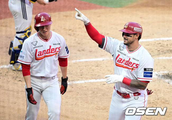 [OSEN=인천, 지형준 기자] 29일 인천SSG랜더스필드에서 2026 신한 SOL KBO리그 SSG 랜더스와 두산 베어스의 경기가 열렸다.SSG은 김민준, 두산은 최승용을 선발로 내세웠다.3회말 2사 1루에서 SSG 마드리스가 역전 우월 투런포를 날리며 기뻐하고 있다. 2026.07.29 / jpnews@osen.co.kr